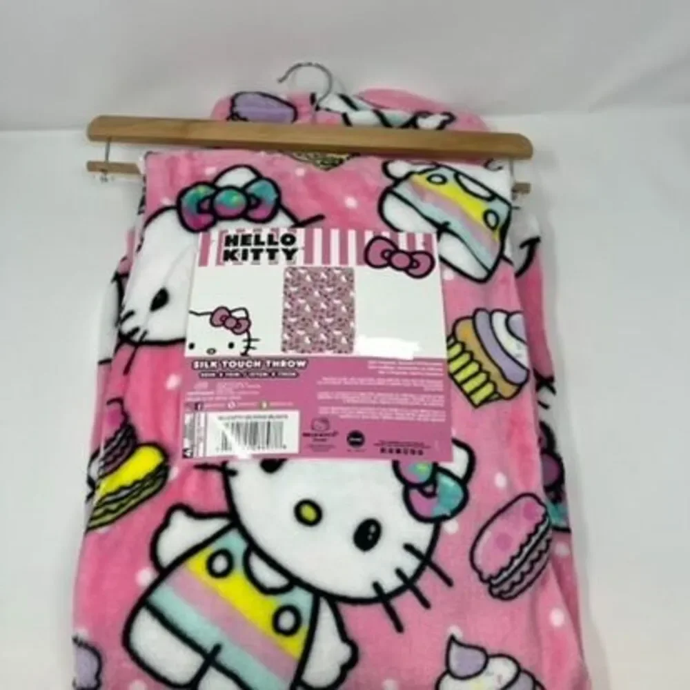 Hello kitty Sanrio Cupcakes and Macarons Throw (NEW RELEASE) - Picture 1 of 2